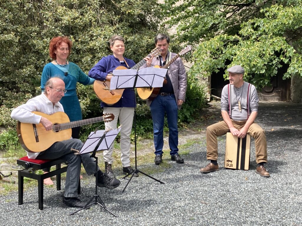 Musikerinnen und Musiker der Baumkreis-um-die-Welt-Combo
